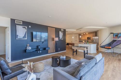 a living room with a couch and a table at Sky Terrace DT HighRise, Gym, Pool, Parking, W-D,Golf in Phoenix