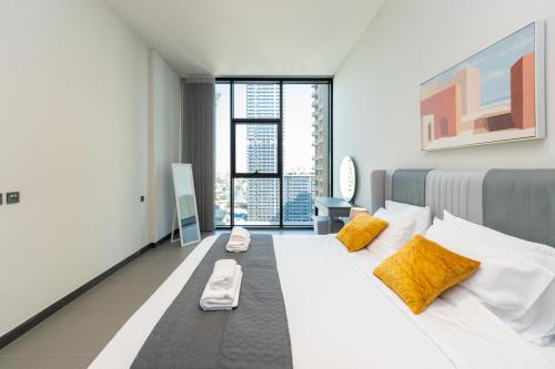 Giường trong phòng chung tại Brand New Luxury One Bedroom