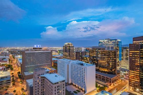 Una vista del horizonte de una ciudad con edificios altos. en Luxury 1BR DT HighRise, Pool, Gym, Parking, W-D, Golf, en Phoenix