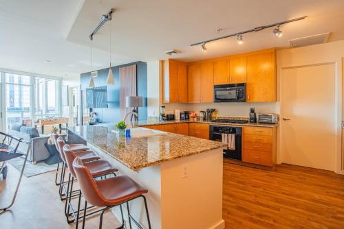 Una cocina o zona de cocina en Luxury 1BR DT HighRise, Pool, Gym, Parking, W-D, Golf