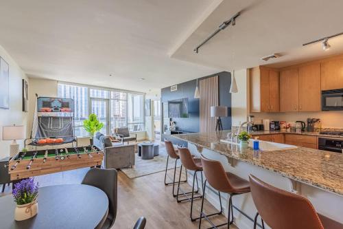 Una cocina o zona de cocina en Luxury 1BR DT HighRise, Pool, Gym, Parking, W-D, Golf