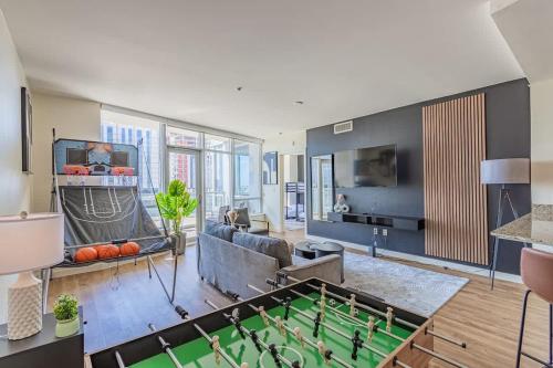 Una televisión o centro de entretenimiento en Luxury 1BR DT HighRise, Pool, Gym, Parking, W-D, Golf
