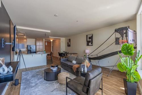 Una sala de estar con un sofá y una cocina. en Luxury 1BR DT HighRise, Pool, Gym, Parking, W-D, Golf, en Phoenix