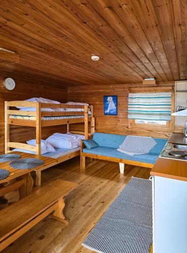 una stanza con due letti a castello in una cabina di Hännilänsalmi Camping a Viitasaari