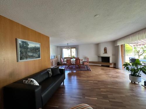 a living room with a couch and a table at Chalet Rose - Einfamilienhaus in Interlaken