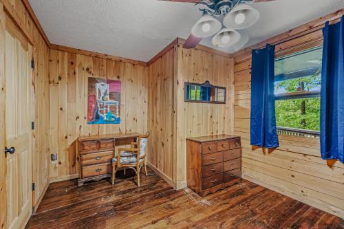 Gallery image of Seventh Heaven - Hot Tub, Pet Friendly, Grill, Wifi, Deck, Covered Porch, Family Friendly, Kid's Loft, King Bed in Great Cacapon