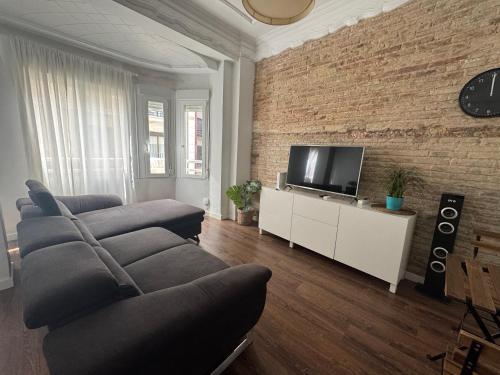 Μια τηλεόραση ή/και κέντρο ψυχαγωγίας στο amazing cozy apartment super central