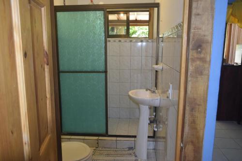 a bathroom with a sink and a toilet at Il Delfino Pavones in Pavones