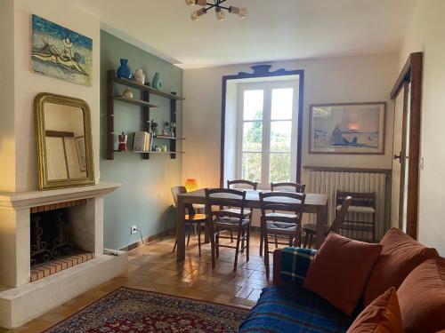LanvellecにあるMaison entre campagne et merのテーブルと椅子と鏡のあるリビングルーム
