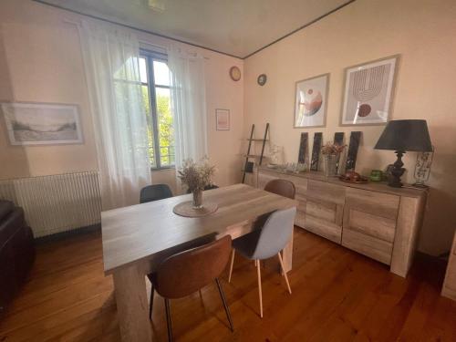 une salle à manger avec une table et des chaises en bois dans l'établissement Maison typique 2 chambres avec piscine, à Gujan-Mestras