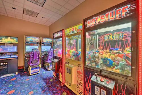 a row of arcade games in a room at Lake Buenavista Apartments close to Disney in Orlando