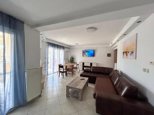 Televisyen dan/atau pusat hiburan di Riviera Apartment II