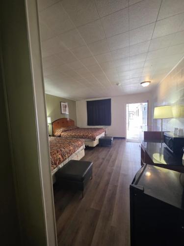 a hotel room with two beds and a desk at Stardust inn in El Dorado