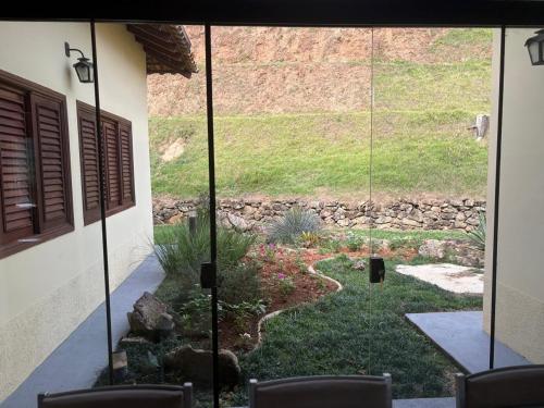 Taman di luar Pousada Duas Marias