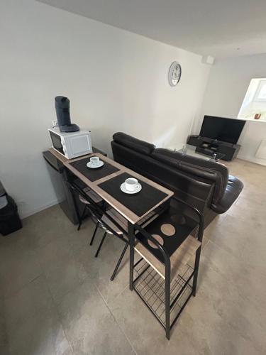 un salon avec une table et un canapé dans l'établissement Appartement spacieux avec terrasse, Saint-Malo, Dinard, Dinan et Dol, à Miniac-Morvan