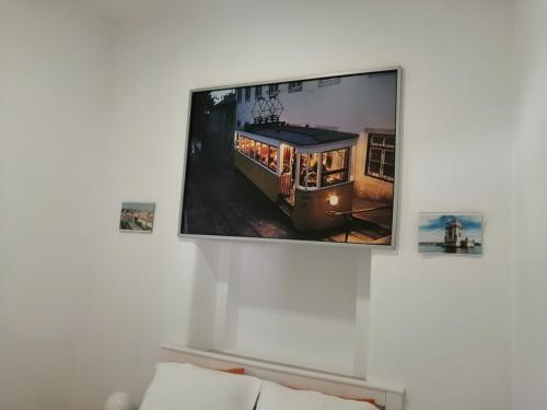 TV a/nebo společenská místnost v ubytování The Tram 18 Space