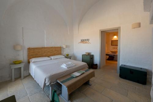 una camera con letto e TV di Masseria Specula a San Pietro in Bevagna