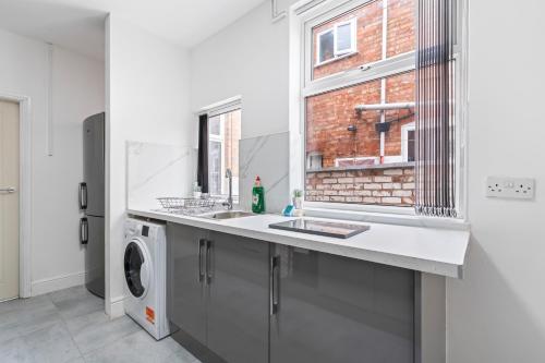 Kuchyň nebo kuchyňský kout v ubytování Leicester Central 4BR Home - Garden - Sleeps 10