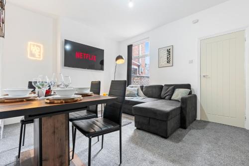 a living room with a table and a couch at Leicester Central 4BR Home - Garden - Sleeps 10 in Leicester