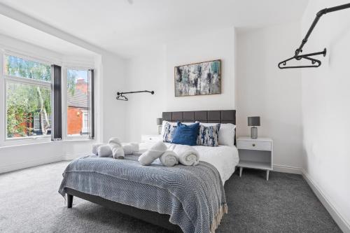 Postel nebo postele na pokoji v ubytování Leicester Central 4BR Home - Garden - Sleeps 10