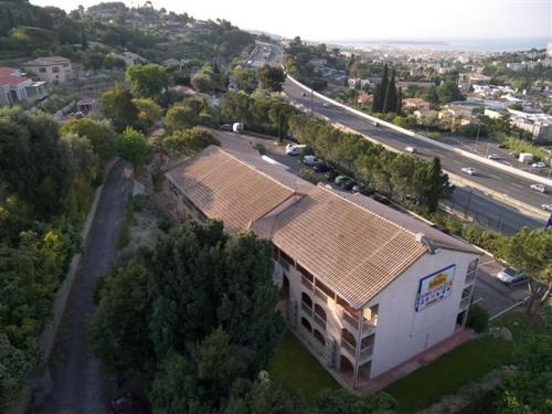 een bovengronds uitzicht op een gebouw met een straat en een weg bij Hôtel Belvedère Cannes Mougins in Mougins