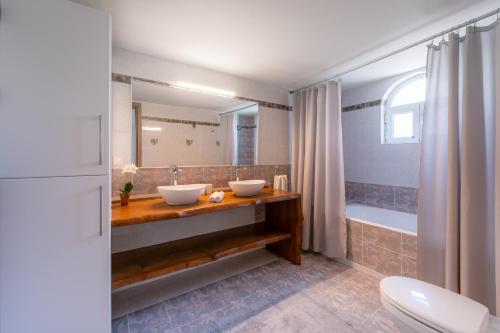 A bathroom at Villa Giota Luxury Living