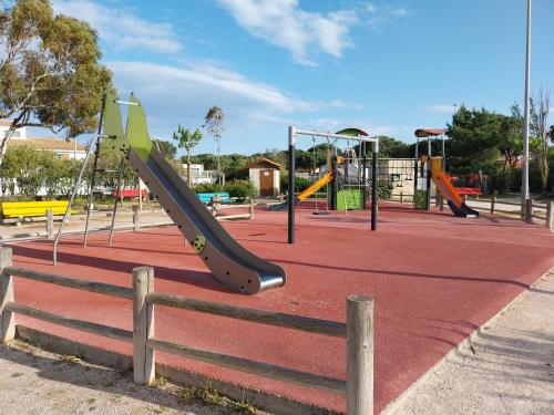 une aire de jeux avec un toboggan dans un parc dans l'établissement La Maison de la Plage, à Port-la-Nouvelle