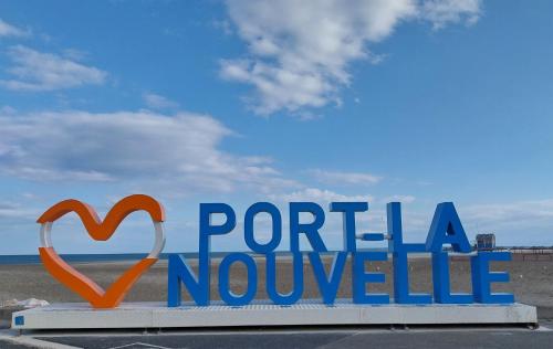 un panneau pour une porta novoville sur la plage dans l'établissement La Maison de la Plage, à Port-la-Nouvelle
