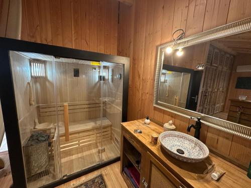 une salle de bain avec une douche en verre et un lavabo dans l'établissement Villa carreyre, à Lacanau
