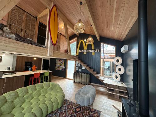 un salon avec un canapé et un escalier en colimaçon dans l'établissement Villa carreyre, à Lacanau