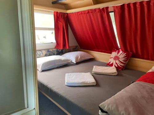 Postel nebo postele na pokoji v ubytování Къмпинг - Бунгала "НЕСТИНАРКА", Царево Camping - Bunglalows "NESTINARKA", Tzarevo