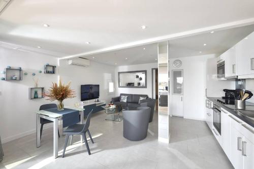 une cuisine et un salon avec une table et des chaises dans l'établissement Villa MORGANN - Port Nature VPN22 - Luxe - 2 personnes, au Cap d'Agde