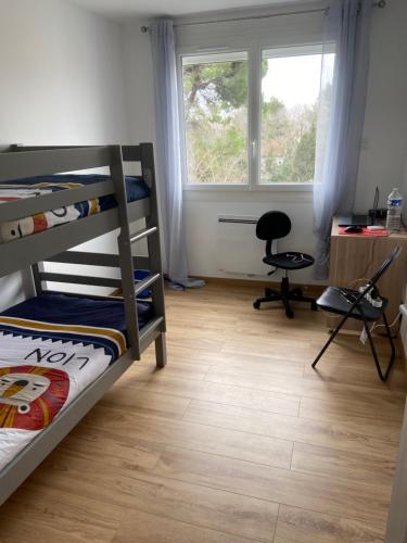 - une chambre avec des lits superposés, un bureau et une fenêtre dans l'établissement Bien au calme, à La Celle-sous-Gouzon