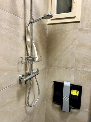 une douche avec pommeau de douche dans une salle de bain dans l'établissement Lumineux appartement dans le quartier des Fleurs, à Nice