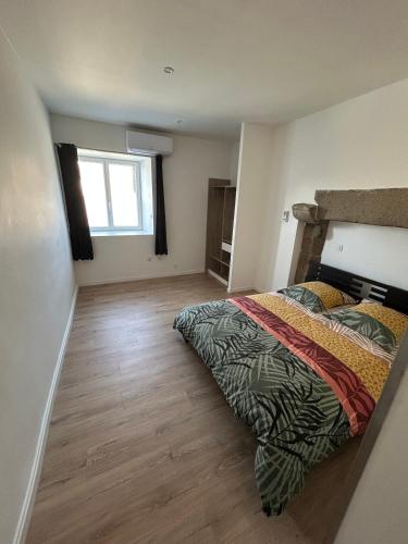 une chambre avec un lit et un parquet dans l'établissement Appartement entier proche château de Miniac-Morvan, à Miniac-Morvan