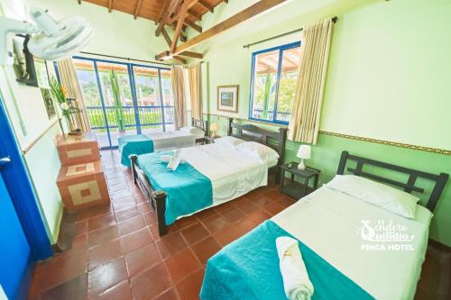 Postel nebo postele na pokoji v ubytování El Sendero del Quindío I Finca Hotel I Eje Cafetero