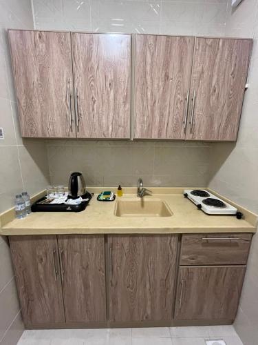 Dapur atau dapur kecil di تاق المصيف للشقق المخدومة