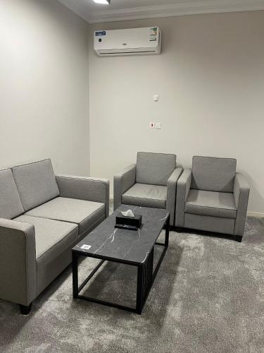 Ruang duduk di تاق المصيف للشقق المخدومة