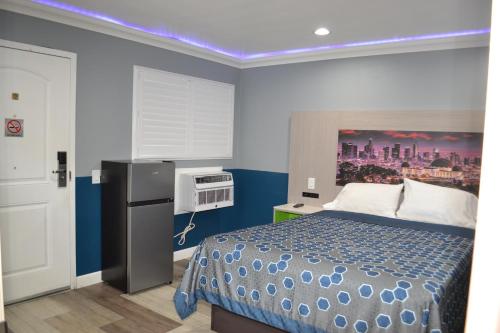 a hotel room with a bed and a tv at Villa Las Palmas Motel in Barton Heliport