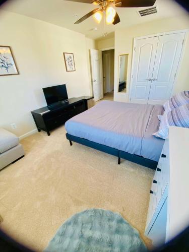 Ένα ή περισσότερα κρεβάτια σε δωμάτιο στο Bedroom with Private Bathroom in Woodbridge VA
