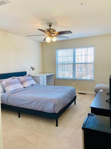Ένα ή περισσότερα κρεβάτια σε δωμάτιο στο Bedroom with Private Bathroom in Woodbridge VA
