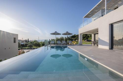 Bazén v ubytování Villa Nefeli - Elysian Villas Kefalonia, 200m from Beach, New 2024 nebo v jeho okolí