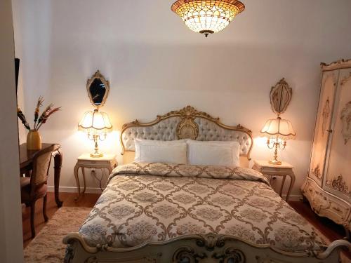 een slaapkamer met een bed met twee lampen op twee tafels bij Old Town Gem in Naujoji Akmenė