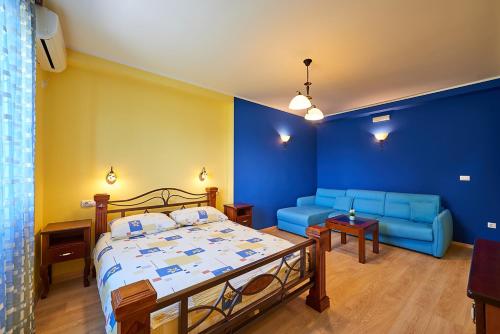 - une chambre avec un lit et un canapé dans l'établissement Hotel Laguna, à Podgorica