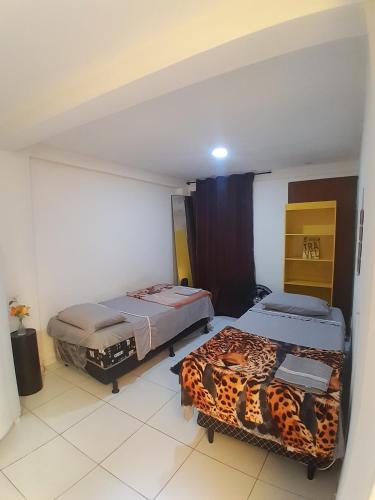 Ένα ή περισσότερα κρεβάτια σε δωμάτιο στο Quarto de hóspede entrada externa