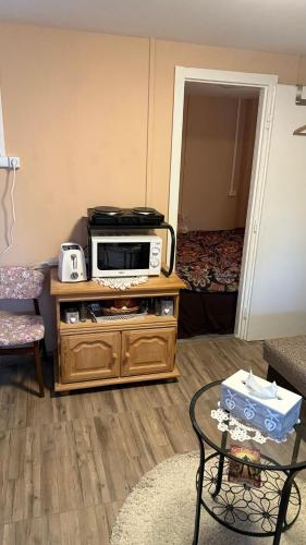 a living room with a microwave on a table at Gárdonyi csillagszem in Gárdony