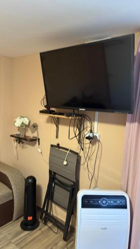a living room with a tv and a bed and a computer at Gárdonyi csillagszem in Gárdony