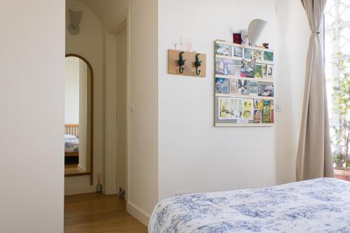 a bedroom with a bed and a hallway with a window at Votre chambre avec salle de bain privée et balcon végétal à Lisbonne Amoreiras - Your Room with private bathroom and balcony in Lisbon Amoreiras in Lisbon