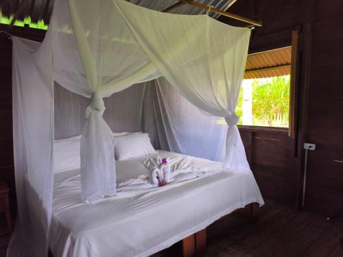 Cama ou camas em um quarto em Cabañas Iracas del Mar