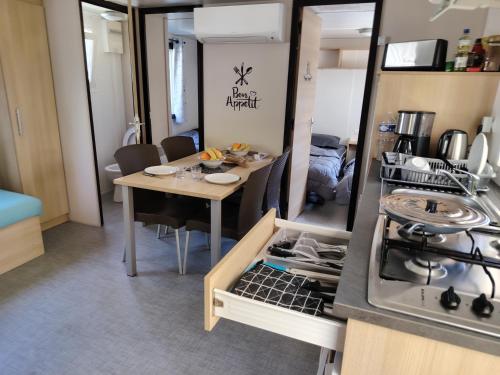 Kuchyň nebo kuchyňský kout v ubytování Mobilhome La Réserve - 3 ch - 6 pers - Terrasse